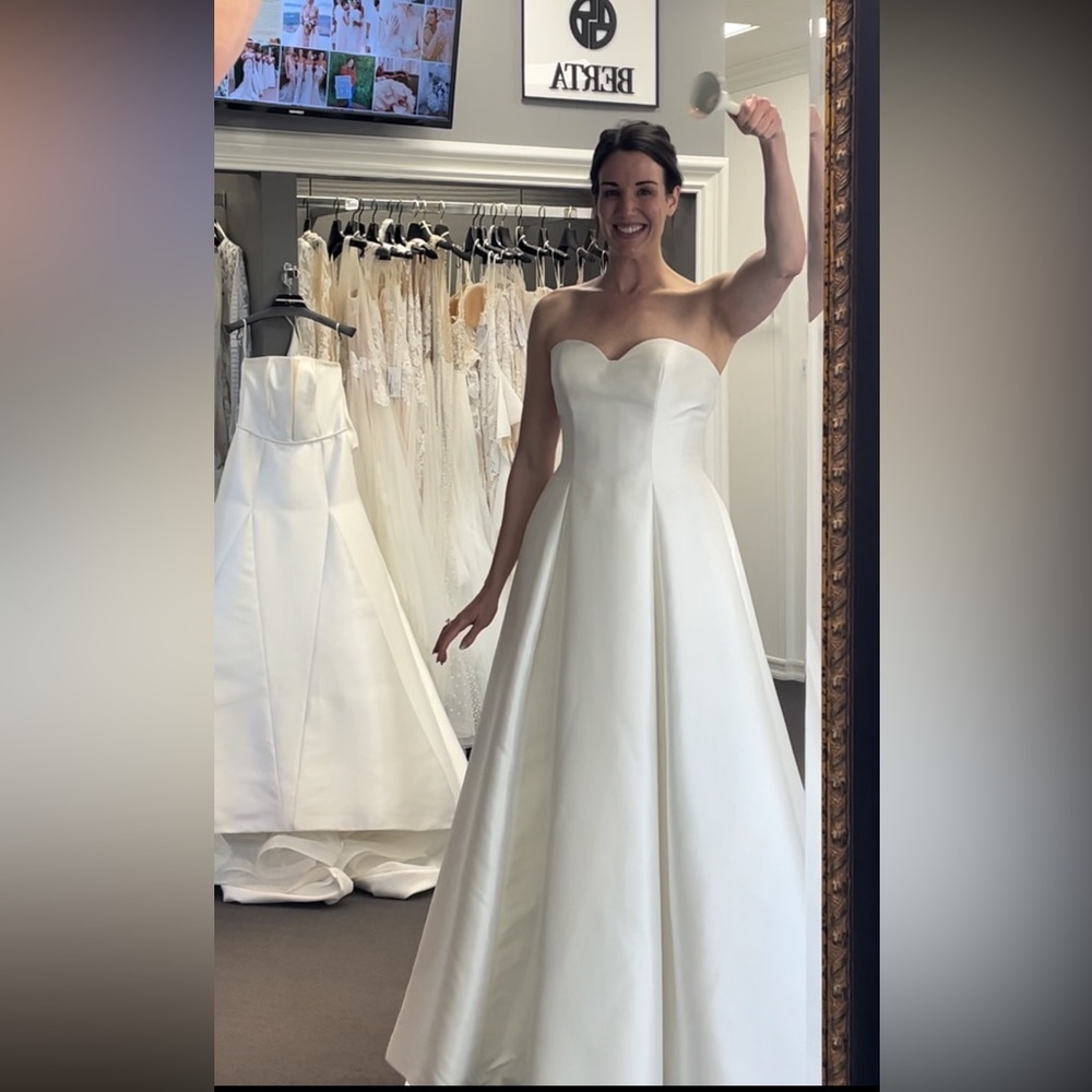 *NEW NEVER WORN* Vera Wang Bride: Odette 2023. Off White Size 6: Bridal Size 10